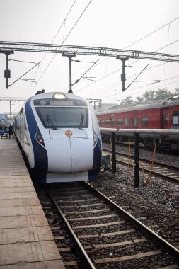 Delhi, Hindistan, 31 Aralık 2024 - Vande Bharat Ekspres treni Delhi 'den Anand Vihar tren istasyonundan Dehradun' a gidiyor, Vande Bharat Hindistan 'ın en hızlı treni