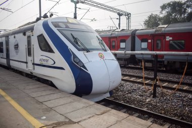 Delhi, Hindistan, 31 Aralık 2024 - Vande Bharat Ekspres treni Delhi 'den Anand Vihar tren istasyonundan Dehradun' a gidiyor, Vande Bharat Hindistan 'ın en hızlı treni