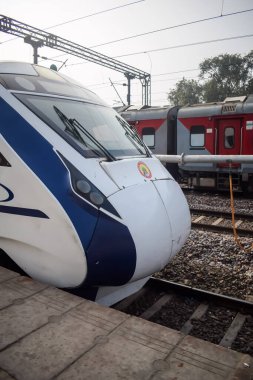 Delhi, Hindistan, 31 Aralık 2024 - Vande Bharat Ekspres treni Delhi 'den Anand Vihar tren istasyonundan Dehradun' a gidiyor, Vande Bharat Hindistan 'ın en hızlı treni