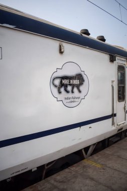 Delhi, Hindistan, 31 Aralık 2024 - Vande Bharat Ekspres treni Delhi 'den Anand Vihar tren istasyonundan Dehradun' a gidiyor, Vande Bharat Hindistan 'ın en hızlı treni