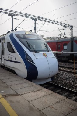Delhi, Hindistan, 31 Aralık 2024 - Vande Bharat Ekspres treni Delhi 'den Anand Vihar tren istasyonundan Dehradun' a gidiyor, Vande Bharat Hindistan 'ın en hızlı treni