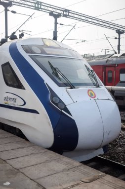 Delhi, Hindistan, 31 Aralık 2024 - Vande Bharat Ekspres treni Delhi 'den Anand Vihar tren istasyonundan Dehradun' a gidiyor, Vande Bharat Hindistan 'ın en hızlı treni