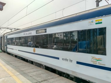 Delhi, Hindistan, 31 Aralık 2024 - Vande Bharat Ekspres treni Delhi 'den Anand Vihar tren istasyonundan Dehradun' a gidiyor, Vande Bharat Hindistan 'ın en hızlı treni