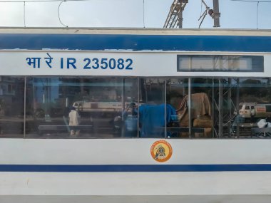 Delhi, Hindistan, 31 Aralık 2024 - Vande Bharat Ekspres treni Delhi 'den Anand Vihar tren istasyonundan Dehradun' a gidiyor, Vande Bharat Hindistan 'ın en hızlı treni