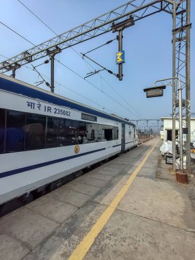 Delhi, Hindistan, 31 Aralık 2024 - Vande Bharat Ekspres treni Delhi 'den Anand Vihar tren istasyonundan Dehradun' a gidiyor, Vande Bharat Hindistan 'ın en hızlı treni