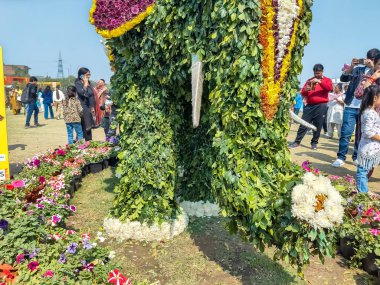 Delhi, Hindistan, 14 Şubat 2025 - Her yıl Delhi NCR 'de düzenlenen Noida Çiçek Sergisi' nde gösterilen çiçeklerde farklı yaşlarda insanlar, her yıl düzenlenen çiçek fuarında taze çiçekler ve yeşil doğal bitkiler