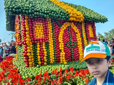Delhi, Hindistan, 14 Şubat 2025 - Her yıl Delhi NCR 'de düzenlenen Noida Çiçek Sergisi' nde gösterilen çiçeklerde farklı yaşlarda insanlar, her yıl düzenlenen çiçek fuarında taze çiçekler ve yeşil doğal bitkiler