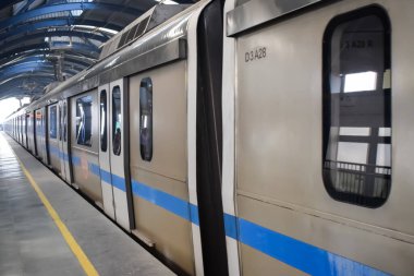 Yeni Delhi, Hindistan, 12 Ağustos 2024 - Delhi treni Yeni Delhi, Hindistan, Asya 'daki Jhandewalan metro istasyonuna varıyor.