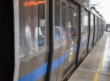Yeni Delhi, Hindistan, 12 Ağustos 2024 - Delhi treni Yeni Delhi, Hindistan, Asya 'daki Jhandewalan metro istasyonuna varıyor.
