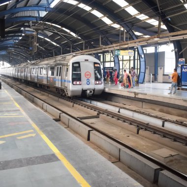 Yeni Delhi, Hindistan, 12 Ağustos 2024 - Delhi treni Yeni Delhi, Hindistan, Asya 'daki Jhandewalan metro istasyonuna varıyor.