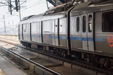 Yeni Delhi, Hindistan, 12 Ağustos 2024 - Delhi treni Yeni Delhi, Hindistan, Asya 'daki Jhandewalan metro istasyonuna varıyor.