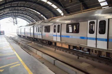 Yeni Delhi, Hindistan, 12 Ağustos 2024 - Delhi treni Yeni Delhi, Hindistan, Asya 'daki Jhandewalan metro istasyonuna varıyor.