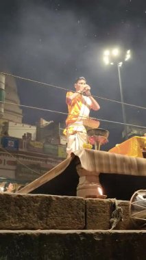 Varanasi, Hindistan - 23 Mart 2025 Dünyaca ünlü Ganga Aarti her akşam Dashashwamedh Ghat 'ta sahne alıyor.