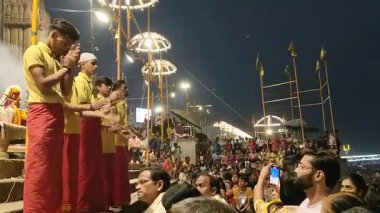 Varanasi, Hindistan - 23 Mart 2025 Dünyaca ünlü Ganga Aarti her akşam Dashashwamedh Ghat 'ta sahne alıyor.