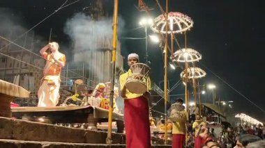 Varanasi, Hindistan - 23 Mart 2025 Dünyaca ünlü Ganga Aarti her akşam Dashashwamedh Ghat 'ta sahne alıyor.