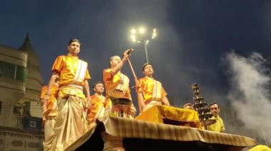 Varanasi, Hindistan - 23 Mart 2025 Dünyaca ünlü Ganga Aarti her akşam Dashashwamedh Ghat 'ta sahne alıyor.