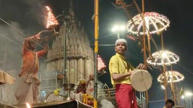Varanasi, Hindistan - 23 Mart 2025 Dünyaca ünlü Ganga Aarti her akşam Dashashwamedh Ghat 'ta sahne alıyor.