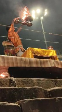 Varanasi, Hindistan - 23 Mart 2025 Dünyaca ünlü Ganga Aarti her akşam Dashashwamedh Ghat 'ta sahne alıyor.