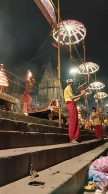 Varanasi, Hindistan - 23 Mart 2025 Dünyaca ünlü Ganga Aarti her akşam Dashashwamedh Ghat 'ta sahne alıyor.