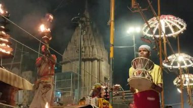 Varanasi, Hindistan - 23 Mart 2025 Dünyaca ünlü Ganga Aarti her akşam Dashashwamedh Ghat 'ta sahne alıyor.