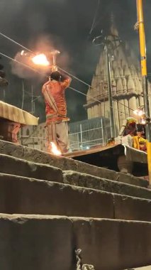 Varanasi, Hindistan - 23 Mart 2025 Dünyaca ünlü Ganga Aarti her akşam Dashashwamedh Ghat 'ta sahne alıyor.