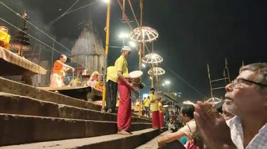 Varanasi, Hindistan - 23 Mart 2025 Dünyaca ünlü Ganga Aarti her akşam Dashashwamedh Ghat 'ta sahne alıyor.