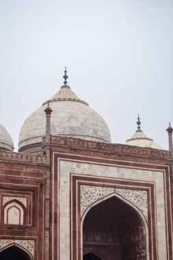 Tac Mahal 'in yedi dünya harikası arasında yer alan muhteşem manzarası. Bulutlu bir günde ünlü Hint İslami mirası, Taj Mahal Yamuna Nehri 'nin güney kıyısında yer alıyor.