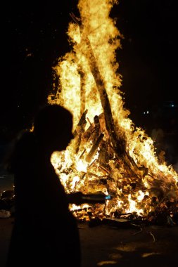 Siyah arka planda alevler, alev alev dokusu arka planda, çok güzel, ateş yanıyor, ateş odun ve inek gübresi ateşiyle yanıyor.