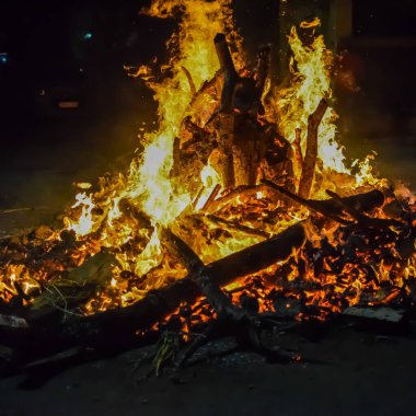 Siyah arka planda alevler, alev alev dokusu arka planda, çok güzel, ateş yanıyor, ateş odun ve inek gübresi ateşiyle yanıyor.