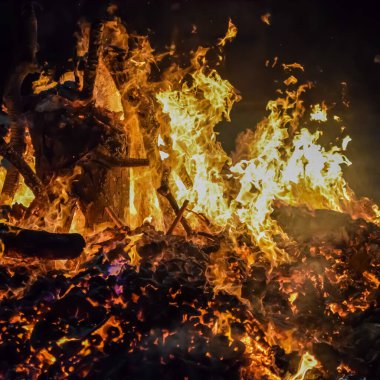 Siyah arka planda alevler, alev alev dokusu arka planda, çok güzel, ateş yanıyor, ateş odun ve inek gübresi ateşiyle yanıyor.