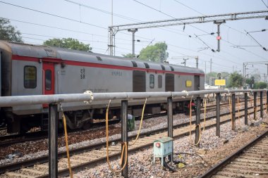 Delhi, Hindistan, 02 Kasım 2024 - Anand Vihar tren istasyonundan kalkan Hint ekspresi sabah saatlerinde, Delhi tren istasyonunda Renkli Ekspres tren
