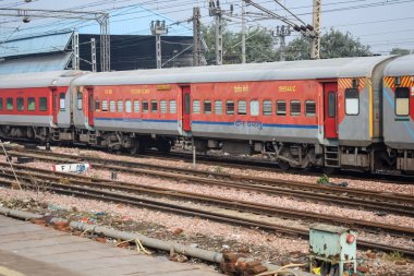 Delhi, Hindistan, 02 Kasım 2024 - Anand Vihar tren istasyonundan kalkan Hint ekspresi sabah saatlerinde, Delhi tren istasyonunda Renkli Ekspres tren