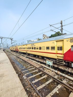 Delhi, Hindistan, 02 Kasım 2024 - Anand Vihar tren istasyonundan kalkan Hint ekspresi sabah saatlerinde, Delhi tren istasyonunda Renkli Ekspres tren