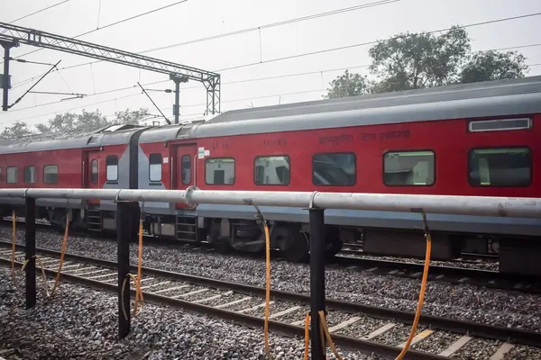 Delhi, Hindistan, 02 Kasım 2024 - Anand Vihar tren istasyonundan kalkan Hint ekspresi sabah saatlerinde, Delhi tren istasyonunda Renkli Ekspres tren