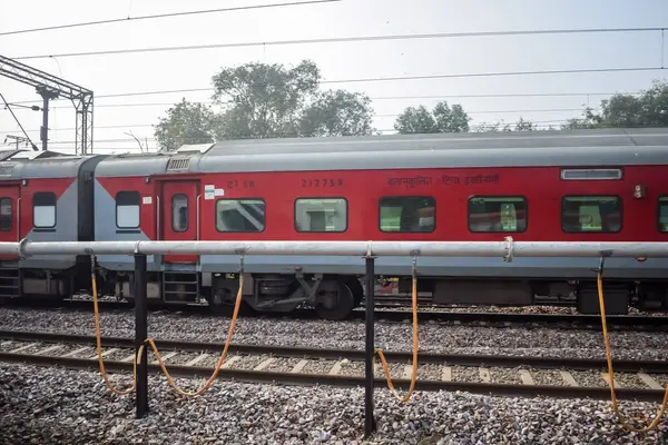 Delhi, Hindistan, 02 Kasım 2024 - Anand Vihar tren istasyonundan kalkan Hint ekspresi sabah saatlerinde, Delhi tren istasyonunda Renkli Ekspres tren