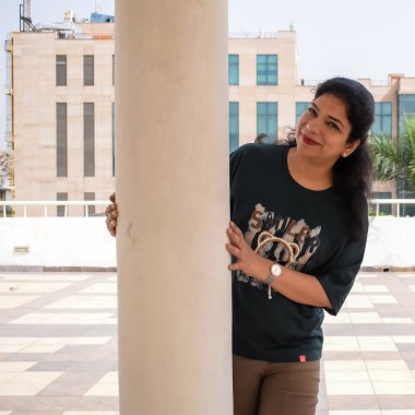 Fotoşop için poz veren genç ve güzel Hintli bayan, kendinden emin Asyalı kadın güneş ışığı altında fotoşop yapıyor.