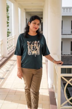 Fotoşop için poz veren genç ve güzel Hintli bayan, kendinden emin Asyalı kadın güneş ışığı altında fotoşop yapıyor.