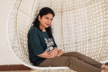 Fotoşop için poz veren genç ve güzel Hintli bayan, kendinden emin Asyalı kadın güneş ışığı altında fotoşop yapıyor.