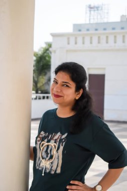 Fotoşop için poz veren genç ve güzel Hintli bayan, kendinden emin Asyalı kadın güneş ışığı altında fotoşop yapıyor.