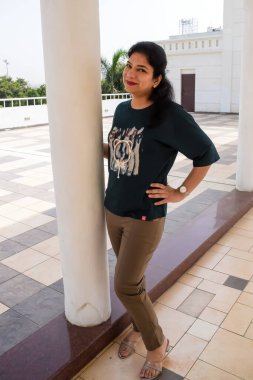 Fotoşop için poz veren genç ve güzel Hintli bayan, kendinden emin Asyalı kadın güneş ışığı altında fotoşop yapıyor.