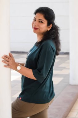 Fotoşop için poz veren genç ve güzel Hintli bayan, kendinden emin Asyalı kadın güneş ışığı altında fotoşop yapıyor.