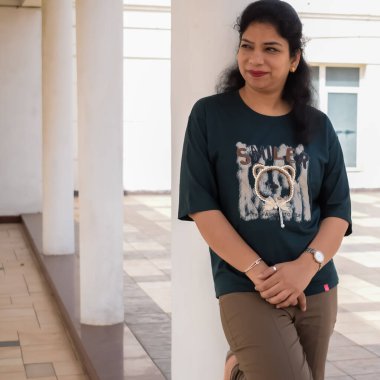 Fotoşop için poz veren genç ve güzel Hintli bayan, kendinden emin Asyalı kadın güneş ışığı altında fotoşop yapıyor.