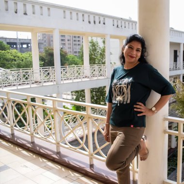 Fotoşop için poz veren genç ve güzel Hintli bayan, kendinden emin Asyalı kadın güneş ışığı altında fotoşop yapıyor.