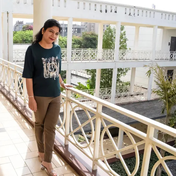 Fotoşop için poz veren genç ve güzel Hintli bayan, kendinden emin Asyalı kadın güneş ışığı altında fotoşop yapıyor.