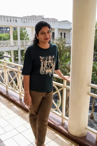 Fotoşop için poz veren genç ve güzel Hintli bayan, kendinden emin Asyalı kadın güneş ışığı altında fotoşop yapıyor.