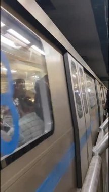 Yeni Delhi, Hindistan, 12 Ağustos 2024 - Delhi treni Yeni Delhi, Hindistan, Asya 'daki Jhandewalan metro istasyonuna varıyor.