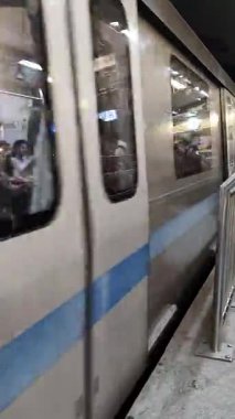 Yeni Delhi, Hindistan, 12 Ağustos 2024 - Delhi treni Yeni Delhi, Hindistan, Asya 'daki Jhandewalan metro istasyonuna varıyor.