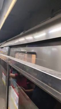 Yeni Delhi, Hindistan, 12 Ağustos 2024 - Delhi treni Yeni Delhi, Hindistan, Asya 'daki Jhandewalan metro istasyonuna varıyor.