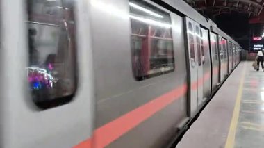 Yeni Delhi, Hindistan, 12 Ağustos 2024 - Delhi treni Yeni Delhi, Hindistan, Asya 'daki Jhandewalan metro istasyonuna varıyor.