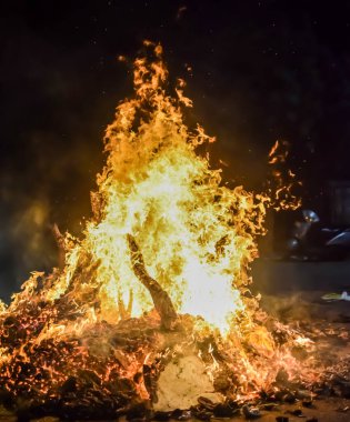 Siyah arka planda alevler, alev alev dokusu arka planda, çok güzel, ateş yanıyor, ateş odun ve inek gübresi ateşiyle yanıyor.